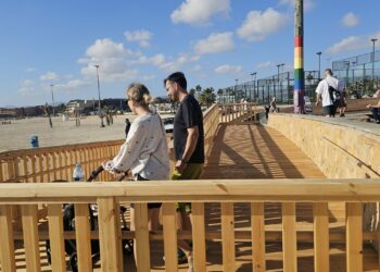 El Ayuntamiento de Antigua instala una rampa accesible en el acceso céntrico a la playa de El Castillo