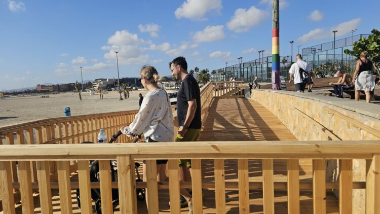 El Ayuntamiento de Antigua instala una rampa accesible en el acceso céntrico a la playa de El Castillo