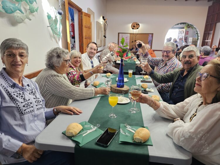 Antigua celebra el tradicional almuerzo navideño de los Mayores del Municipio