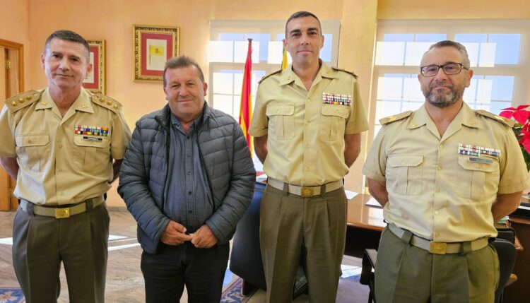 El nuevo Jefe del Regimiento Soria 9 se presenta al alcalde de Antigua
