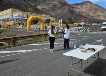 Decenas de escolares participan en la XII Carrera Solidaria del IES Jandía