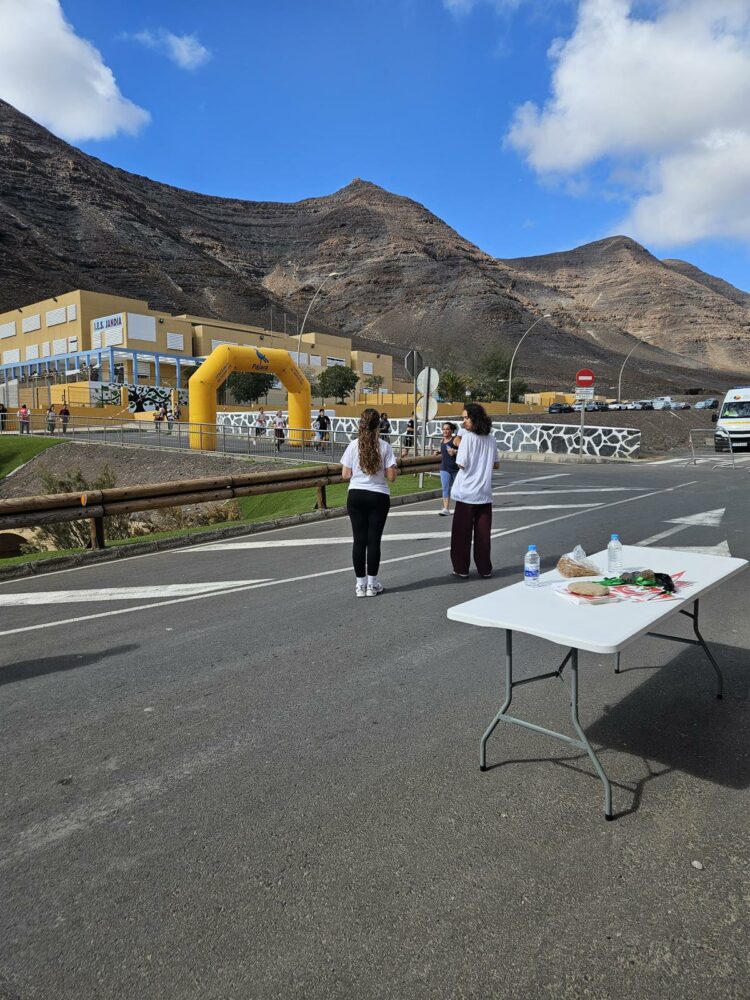 Decenas de escolares participan en la XII Carrera Solidaria del IES Jandía