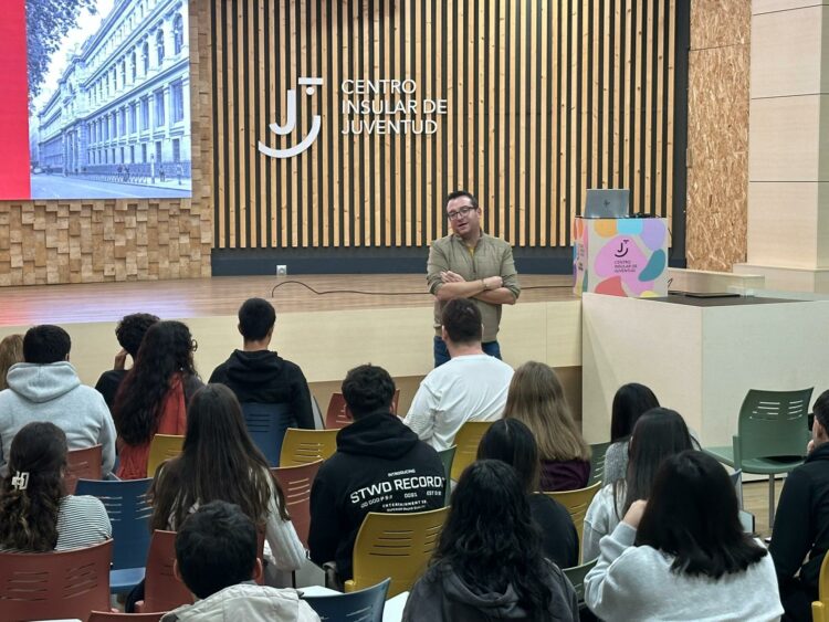 Más de 140 estudiantes participan en las jornadas financieras del Cabildo