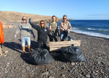 Antigua agradece a Limpiaventura su compromiso actuando todo el año en el litoral costero más salvaje