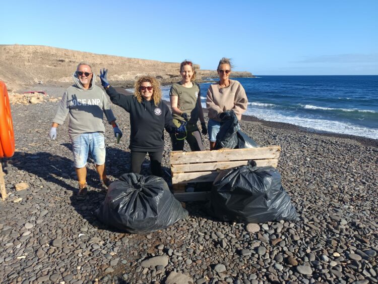 Antigua agradece a Limpiaventura su compromiso actuando todo el año en el litoral costero más salvaje