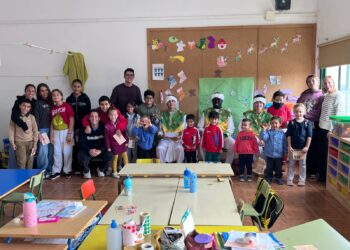 Los Pajes de Sus Majestades los Reyes Magos sorprenden con su visita a los centros escolares de Antigua