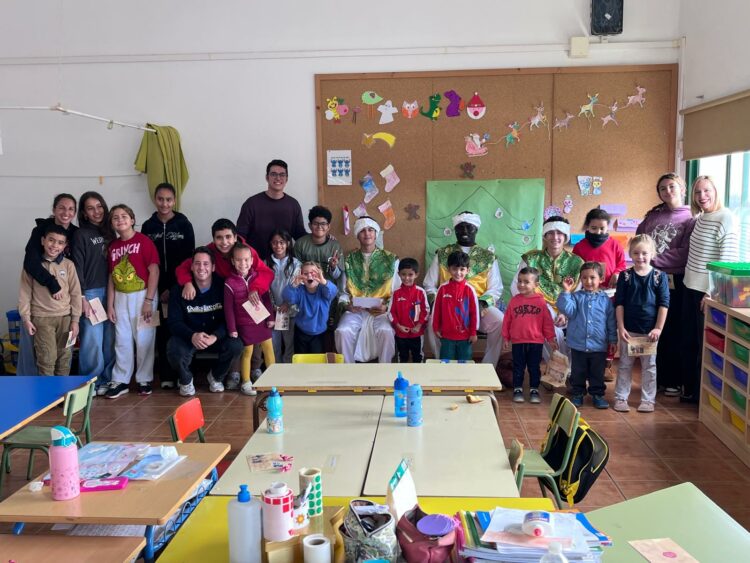Los Pajes de Sus Majestades los Reyes Magos sorprenden con su visita a los centros escolares de Antigua