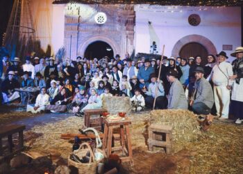 Los vecinos y vecinas de Pájara brillan en el belén viviente 