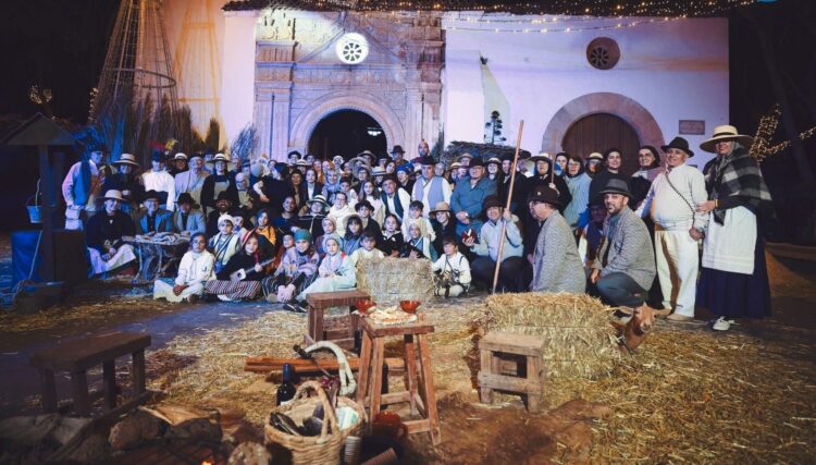 Los vecinos y vecinas de Pájara brillan en el belén viviente 
