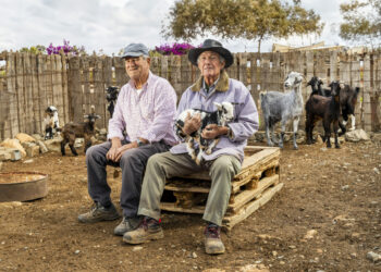 El Ayuntamiento distribuye 1.500 Almanaques 2026 donde vecinos y vecinas del Municipio ponen rostro al nuevo año