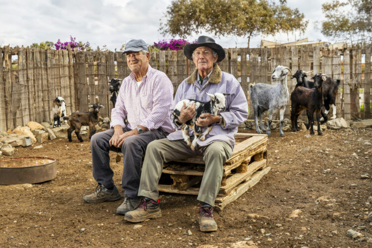 El Ayuntamiento distribuye 1.500 Almanaques 2026 donde vecinos y vecinas del Municipio ponen rostro al nuevo año
