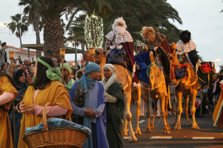 La Magia de los Reyes Magos en temprana cabalgata y sobre sus camellos iluminará Antigua y Caleta de Fuste
