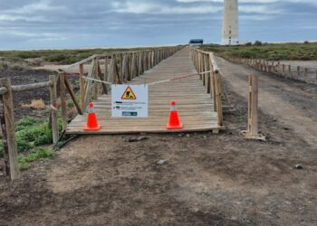 Cerrada la pasarela central de Playa del Matorral por labores de mantenimiento