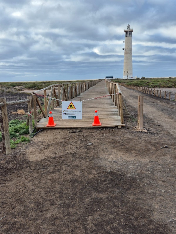 Cerrada la pasarela central de Playa del Matorral por labores de mantenimiento