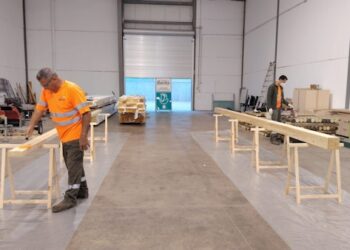 Las cuadrillas del Cabildo preparan y protegen las maderas para instalar a continuación las pérgolas de Tesejerague y Tiscamanita