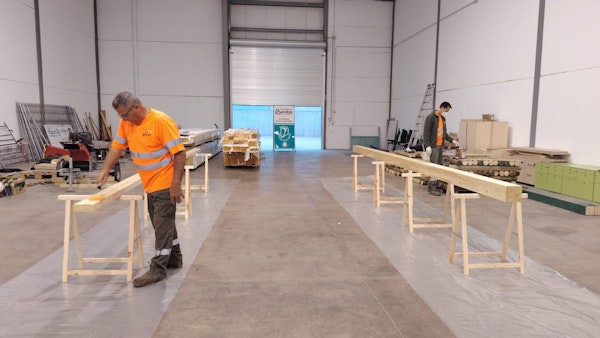 Las cuadrillas del Cabildo preparan y protegen las maderas para instalar a continuación las pérgolas de Tesejerague y Tiscamanita