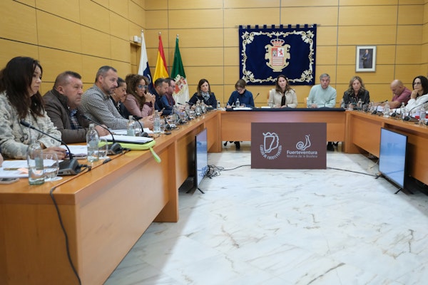 El Pleno del Cabildo pide al Gobierno de Canarias que adapte la normativa de agentes medioambientales a la ley estatal