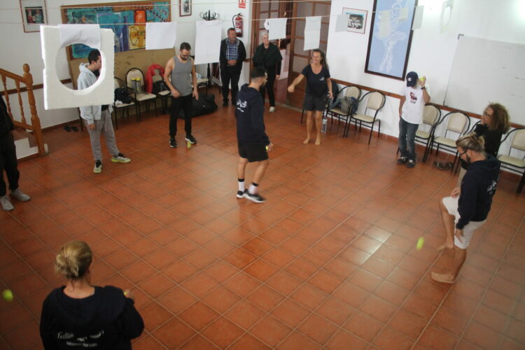 Apoyo integral de Antigua a vecinos con Parkinson y necesidades especiales impulsando actividades, terapias físicas y creativas
