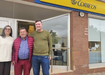 Antigua agradece el trabajo de Luis y Mercedes en las oficinas de Correos del Municipio