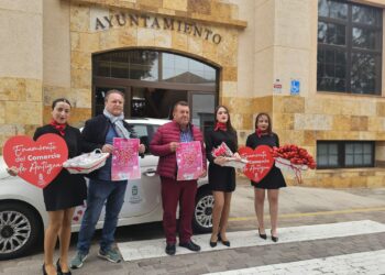 Antigua sorprende en los comercios con bombones y flores para enamorar