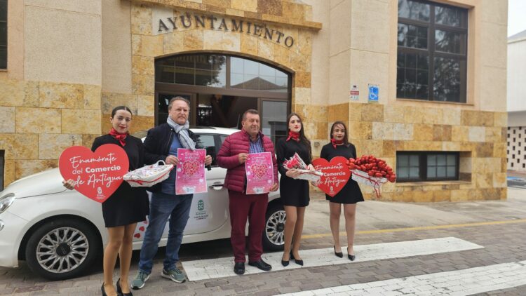 Antigua sorprende en los comercios con bombones y flores para enamorar