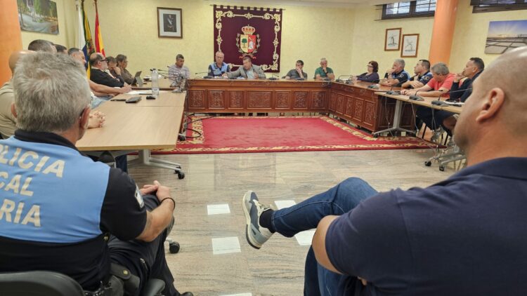 Ayuntamiento de Antigua y Policía Local cierran un acuerdo en el cumplimiento del servicio