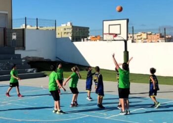 El Tamobasket de Antigua anima a jugar al baloncesto con el equipo