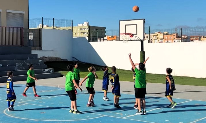 El Tamobasket de Antigua anima a jugar al baloncesto con el equipo