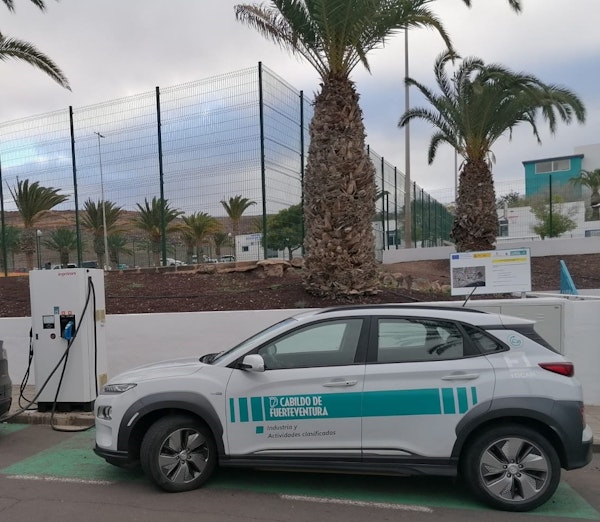 El Cabildo pone en servicio un nuevo punto de recarga de vehículos eléctricos en La Lajita
