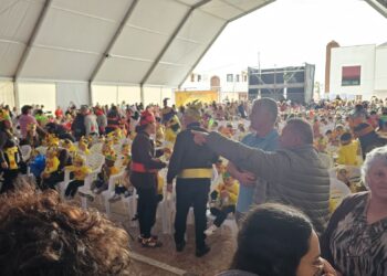 Una explosión de color de 1000 mascaritas anuncian el Carnaval de Antigua