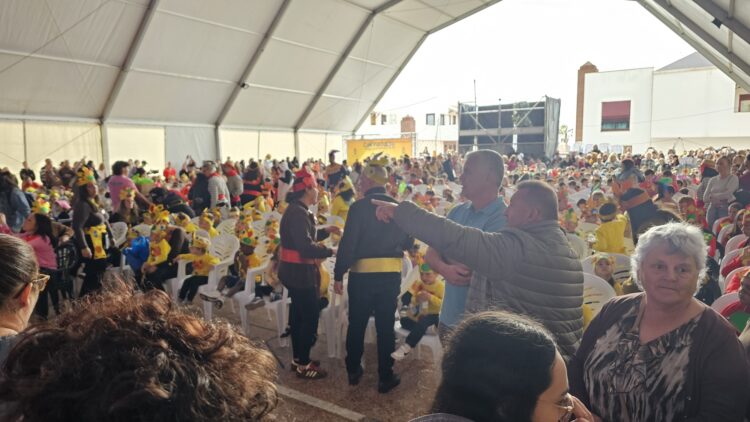 Una explosión de color de 1000 mascaritas anuncian el Carnaval de Antigua
