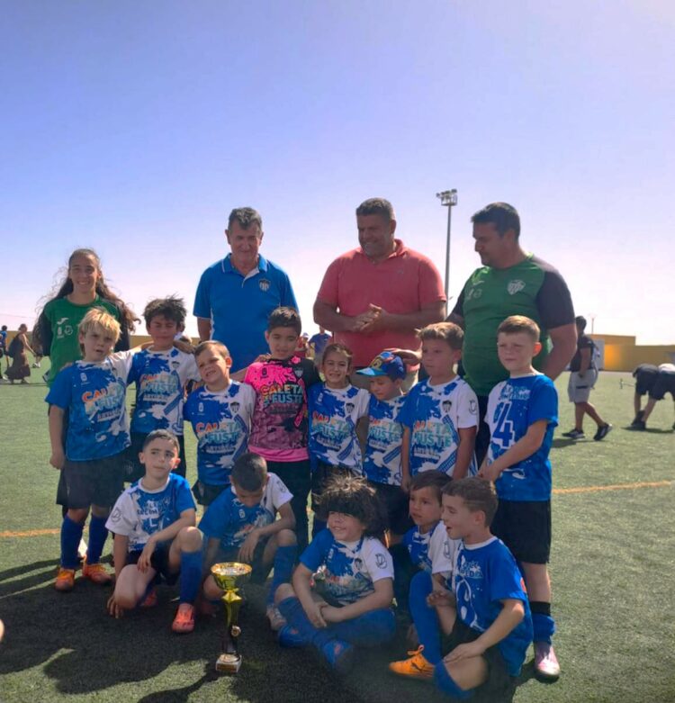 Antigua propicia que los futbolistas más pequeños tiren a puerta y marquen gol