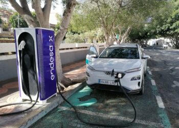 El Cabildo pone en servicio un nuevo punto de recarga de vehículos eléctricos en Pájara