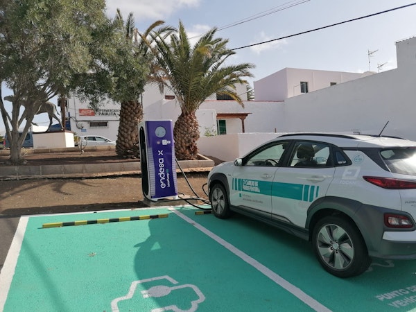El Cabildo refuerza la red de recarga de vehículos con cuatro nuevos puntos de recarga