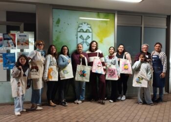 Coloridos diseños en tela obtenidos por numerosos participantes en el Taller Creativo de Pintura Textil