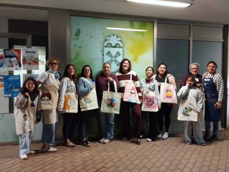 Coloridos diseños en tela obtenidos por numerosos participantes en el Taller Creativo de Pintura Textil