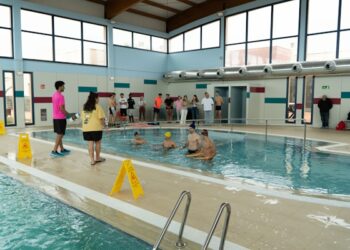 El Cabildo celebra una jornada de puertas abiertas para dar a conocer los recursos de la Piscina Terapéutica Insular a familias y usuarios