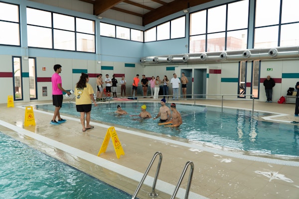 El Cabildo celebra una jornada de puertas abiertas para dar a conocer los recursos de la Piscina Terapéutica Insular a familias y usuarios