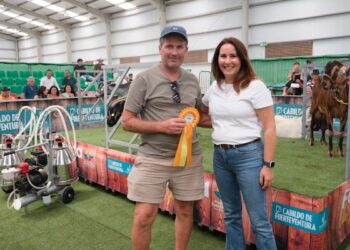 Fernando Peña, ganador del concurso de ordeño manual de Feaga con 4,3 kilogramos