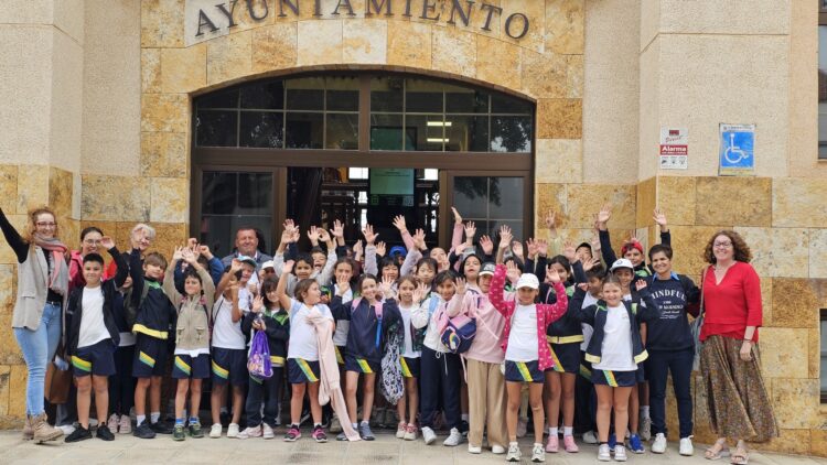 Un centenar de escolares del CEIP El Castillo visitan el Ayuntamiento de Antigua