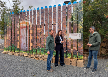 Turismo La Oliva embellece la entrada de la localidad con la renovación integral del vallado de la Casa de la Fonda