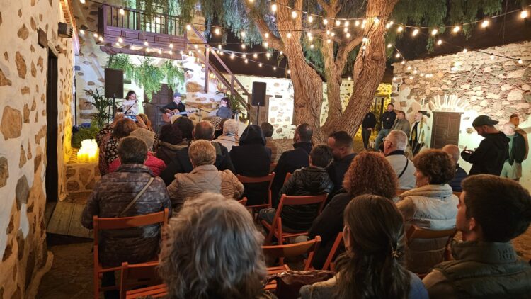 Antigua celebra el Día del Libro destinando en sus Presupuestos 6.000 euros a renovar el fondo de libros
