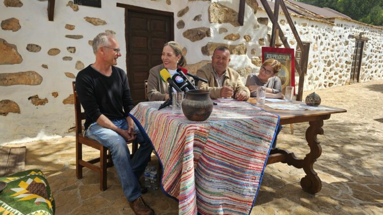 Antigua anuncia el Premio Insular de Artesanía el joyero de oficio Bernhard Glauser