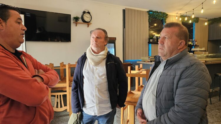 Antigua da la bienvenida al Restaurante Bar Tapas La Real 32