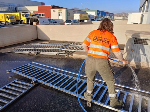 El Cabildo recupera y protege la barandilla de Tarajalejo hasta que se repare el paseo marítimo