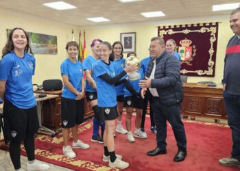 Antigua anima a las destacadas futbolistas del Balompédica a dos partidos de subir de subir a Preferente