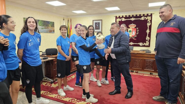 Antigua anima a las destacadas futbolistas del Balompédica a dos partidos de subir de subir a Preferente