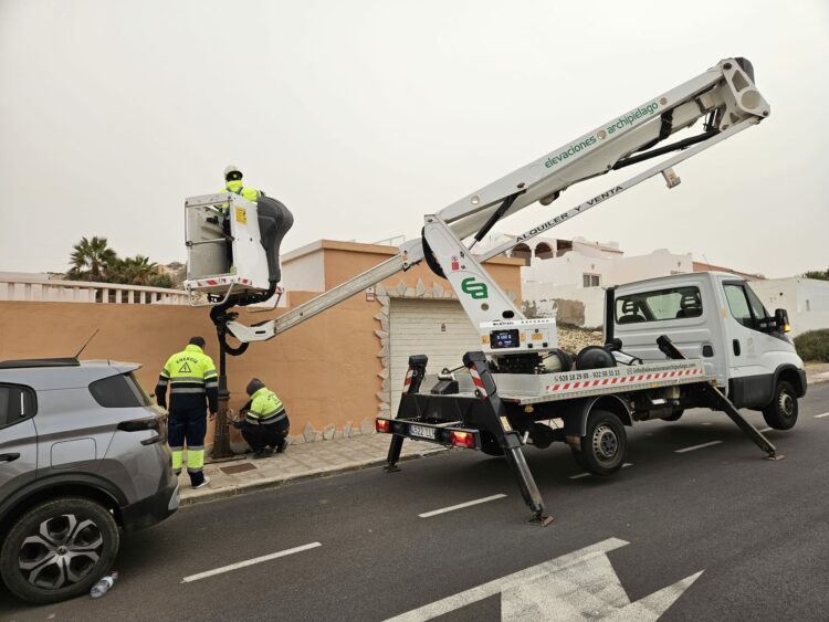 El Ayuntamiento de Pájara refuerza el alumbrado público y mejora varias zonas de Costa Calma