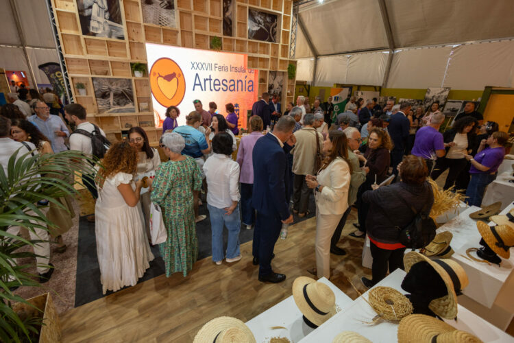 Exposiciones, juegos tradicionales y talleres de oficio artesanal en la carpa institucional de la XXXVII Feria insular de Artesanía