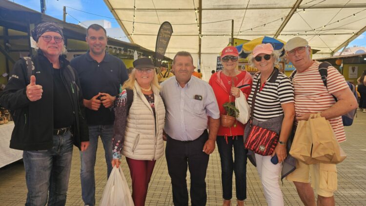 Los turistas visitan y compran en la Feria Insular de Artesanía 2026
